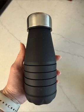 Portable Black Insulated Bottle - Sleek Travel Water Bottle